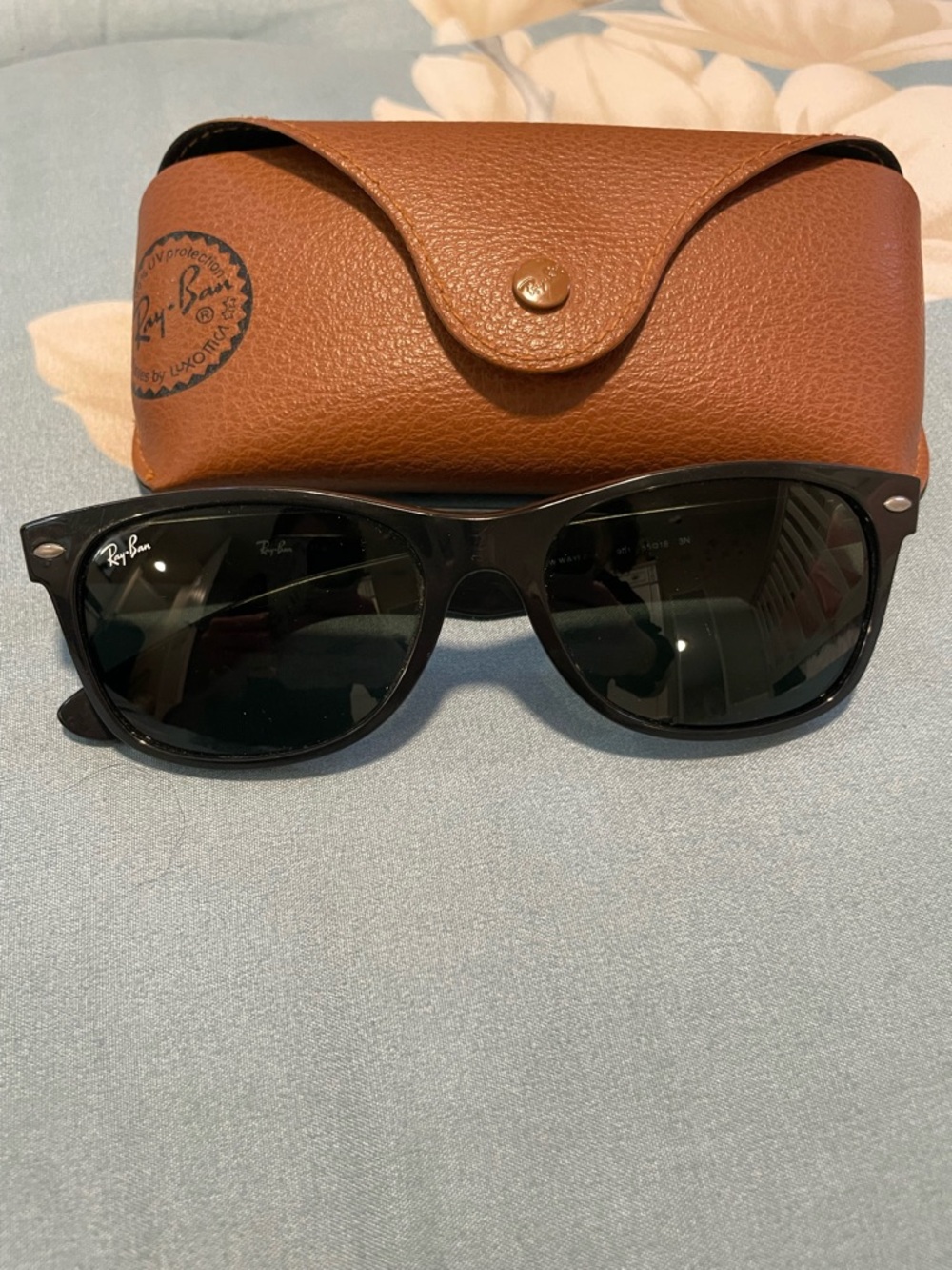 Ray-Ban Black Sunglasses with Brown Case